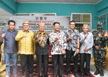 Sekertaris Daerah Kabupaten Gorontalo, Roni Sampir saat berfoto bersama Tim Penilai Lomba Desa Tingkat Nasional di Desa Pilohayanga, Kecamatan Telaga. (Foto: Istimewa)