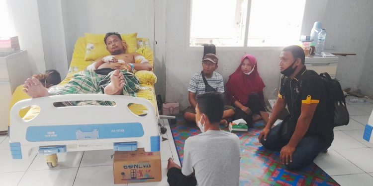 Kondisi terkini Hardi Tahiji alias Dedi korban penikaman oleh OTK di Desa Pantungo, Kecamatan Telaga Biru, Kabupaten Gorontalo, Selasa dini hari (25/10/2022). (Foto: Istimewa)