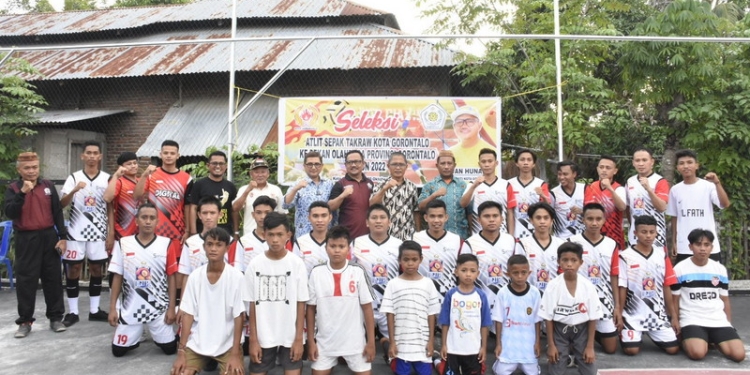 Sekertaris Daerah Kota Gorontalo, Ismail Madjid saat mengahdiri seleksi Atlit Sepak Takraw Kota Gorontalo guna perisapan ke Pekan Olahraga Provinsi Gorontalo tahun 2022, Jumat (28/10/2022). (Foto: Humas)