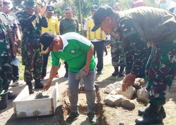 Wali Kota Gorontalo, Marten Taha saat meletakan baru pertama, pembangunan hunian bagi warga terdampak program penataan kawasan kumuh, di Kelurahan Talumolo, Kecamatan Dumbo Raya, Kota Gorontalo, Sabtu (29/10/2022). Sari/gopos