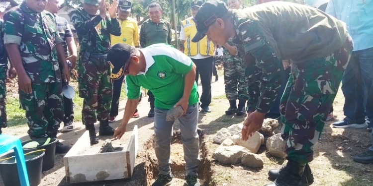 Wali Kota Gorontalo, Marten Taha saat meletakan baru pertama, pembangunan hunian bagi warga terdampak program penataan kawasan kumuh, di Kelurahan Talumolo, Kecamatan Dumbo Raya, Kota Gorontalo, Sabtu (29/10/2022). Sari/gopos