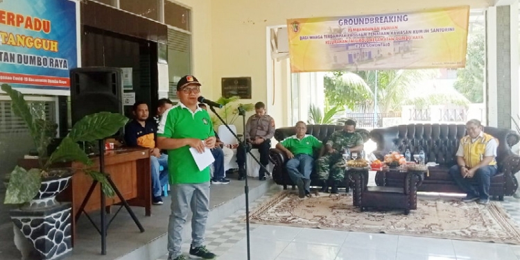 Wali Kota Gorontalo, Marten Taha, saat menyampaikan sambutan pembangunan hunian bagi warga terdampak program penataan kawasan kumuh Santorini di Kelurahan Talumolo, Kecamatan Dumbo Raya, Kota Gorontalo, Sabtu (29/10/2022). Sari/gopos
