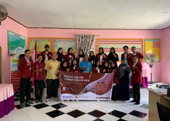 16 mahasiswa Prpgram Studi Statistika UNG saat foto bersama dengan Kepala Desa Tihu, Harun Tahidji dan Ketua Tim Dosen Pembing Lapangan KKN MBKM UNG Novianita Achmad di Kantor Desa Tihu, Selasa (4/10/2022)