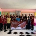 16 mahasiswa Prpgram Studi Statistika UNG saat foto bersama dengan Kepala Desa Tihu, Harun Tahidji dan Ketua Tim Dosen Pembing Lapangan KKN MBKM UNG Novianita Achmad di Kantor Desa Tihu, Selasa (4/10/2022)