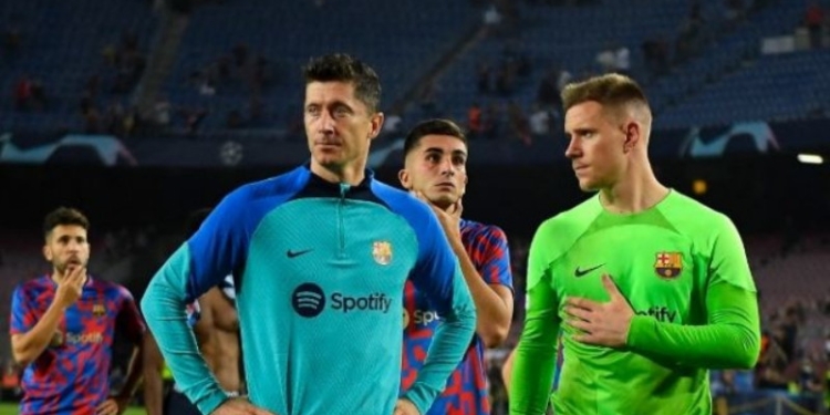 Pemain depan Barcelona asal Polandia Robert Lewandowski (kiri) dan penjaga gawang Barcelona dari Jerman Marc-Andre ter Stegen pada akhir matchday kelima Grup C Champions League 2022-2023 antara FC Barcelona vs Bayern Munich di stadion Camp Nou di Barcelona pada 26 Oktober 2022.Pau BARRENA / AFP