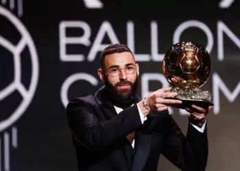 Penyerang Real Madrid asal Prancis Karim Benzema menerima penghargaan Ballon d'Or pada upacara penghargaan Ballon d'Or France Football 2022 di Theater du Chatelet di Paris pada 17 Oktober 2022. FRANCK FIFE / AFP.