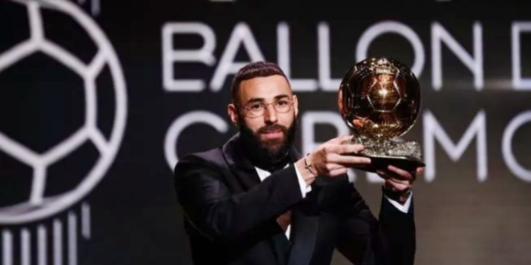 Penyerang Real Madrid asal Prancis Karim Benzema menerima penghargaan Ballon d'Or pada upacara penghargaan Ballon d'Or France Football 2022 di Theater du Chatelet di Paris pada 17 Oktober 2022. FRANCK FIFE / AFP.