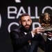 Penyerang Real Madrid asal Prancis Karim Benzema menerima penghargaan Ballon d'Or pada upacara penghargaan Ballon d'Or France Football 2022 di Theater du Chatelet di Paris pada 17 Oktober 2022. FRANCK FIFE / AFP.