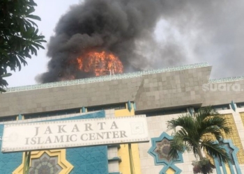 Kubah Masjid Jakarta Islamic Center di Koja Jakarta Utara hangus terbakar pada Rabu (19/10/2022). [Suara.com]