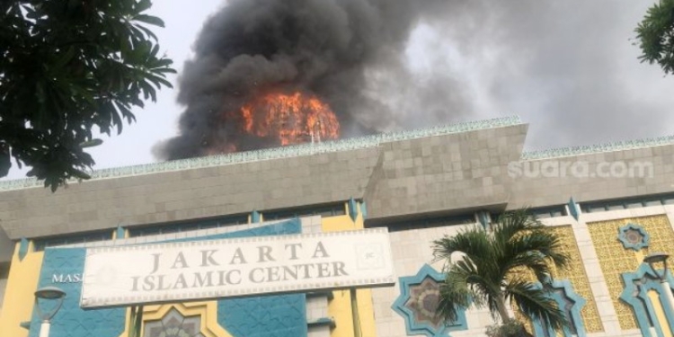 Kubah Masjid Jakarta Islamic Center di Koja Jakarta Utara hangus terbakar pada Rabu (19/10/2022). [Suara.com]