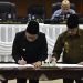 Penjabat Gubernur Gorontalo Hamka Hendra Noer (kiri) bersama Ketua DPRD Provinsi Gorontalo Paris RA Jusuf menandatangani berita acara persetujuan Rencana Peraturan Daerah (Ranperda) Anggaran Pendapatan dan Belanja Daerah (APBD) tahun 2023 untuk ditetapkan menjadi Perda. Persetujuan diambil melalui Rapat Paripurna ke-97 Pembicaraan Tingkat II terhadap Ranperda APBD, yang berlangsung di ruang rapat DPRD, Senin malam (24/10/2022). (Kominfo Gorontalo)