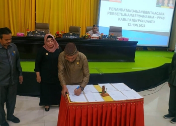 Penandatanganan Berita Acara Persetujuan Bersama KUA-PPAS Kabupaten Pohuwato Tahun 2023, di Aula Gedung Panua Kantor Bupati Pohuwato, Jum'at 14/10/2022 (Yusuf/Gopos)