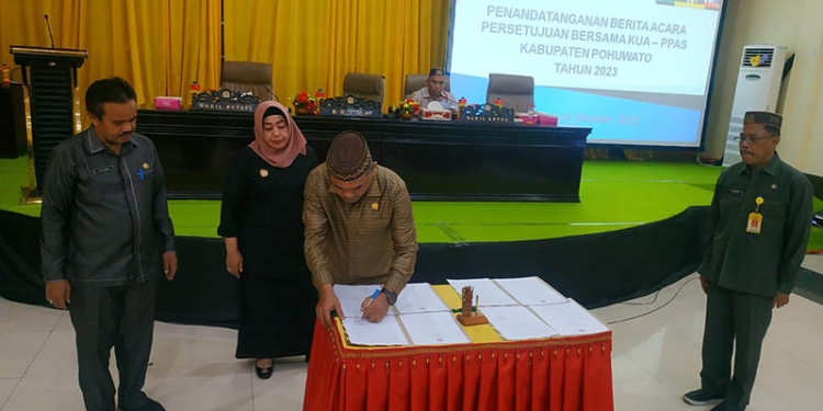 Penandatanganan Berita Acara Persetujuan Bersama KUA-PPAS Kabupaten Pohuwato Tahun 2023, di Aula Gedung Panua Kantor Bupati Pohuwato, Jum'at 14/10/2022 (Yusuf/Gopos)