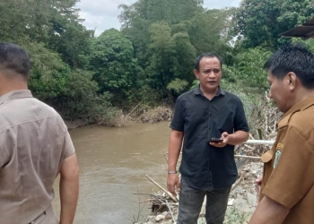 DPRD kota Gorontalo, Arifin Miolo saat mengunjungi rumah warga yang terkena tanah longsor di pesisir sungai Bulango, Kelurahan Tomulobutao, Kecamatan Dungingi, Kota Gorontalo, Selasa (18/10/2022). Foto: Sari/gopos