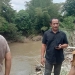 DPRD kota Gorontalo, Arifin Miolo saat mengunjungi rumah warga yang terkena tanah longsor di pesisir sungai Bulango, Kelurahan Tomulobutao, Kecamatan Dungingi, Kota Gorontalo, Selasa (18/10/2022). Foto: Sari/gopos