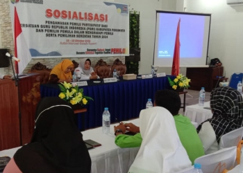 Ketua Bawaslu Pohuwato, Ramlan, saat sosialisasi pengawasan Pemilu partisipatif bagi kalangan guru dan pemilih pemula.