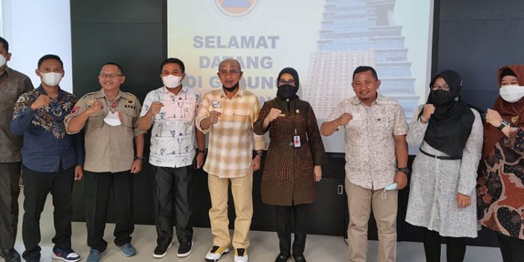 Bupati Pohuwato, Saipul Mbuinga, bersama tim ke BNPB Pusat Loby peralatan penanggulangan bencana, Jum'at 30/09/2022 (Istimewa)