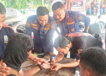 Petugas Pemadam Kebakaran Kota Gorontalo mengeluarkan cincin yang sulit dilepaskan dari jari Ismail Lamata, Rabu (19/10/2022).(Istimewa)