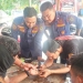 Petugas Pemadam Kebakaran Kota Gorontalo mengeluarkan cincin yang sulit dilepaskan dari jari Ismail Lamata, Rabu (19/10/2022).(Istimewa)
