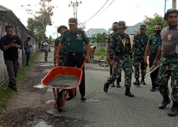 Komandan Korem 133 Nani Wartabone, Brigadir Jendral (Brigjen) TNI Amir Ibrahim saat melakukan kerja bakti pekerjaan Jl Pangeran Hidayat, Kecamatan Kota Tengah, Kota Gorontalo. Rabu (19/10/2022). Foto: Sari/gopos)