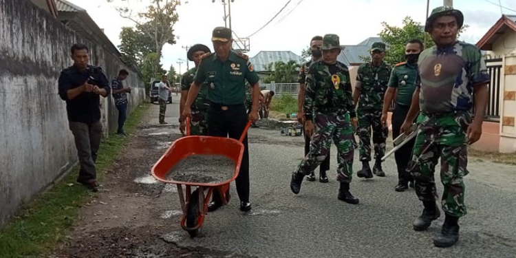 Komandan Korem 133 Nani Wartabone, Brigadir Jendral (Brigjen) TNI Amir Ibrahim saat melakukan kerja bakti pekerjaan Jl Pangeran Hidayat, Kecamatan Kota Tengah, Kota Gorontalo. Rabu (19/10/2022). Foto: Sari/gopos)