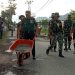 Komandan Korem 133 Nani Wartabone, Brigadir Jendral (Brigjen) TNI Amir Ibrahim saat melakukan kerja bakti pekerjaan Jl Pangeran Hidayat, Kecamatan Kota Tengah, Kota Gorontalo. Rabu (19/10/2022). Foto: Sari/gopos)