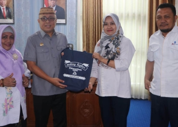 Wakil Ketua DPRD Provinsi Gorontalo, Sofyan Puhi (kedua kiri) saat menerima kunjungan Direktur UT Gorontalo, Andi Suci Anita (kedua kanan), Senin (17/10/2022) di ruang kerja Wakil Ketua DPRD Provinsi Gorontalo. (Humas Deprov Gorontalo)