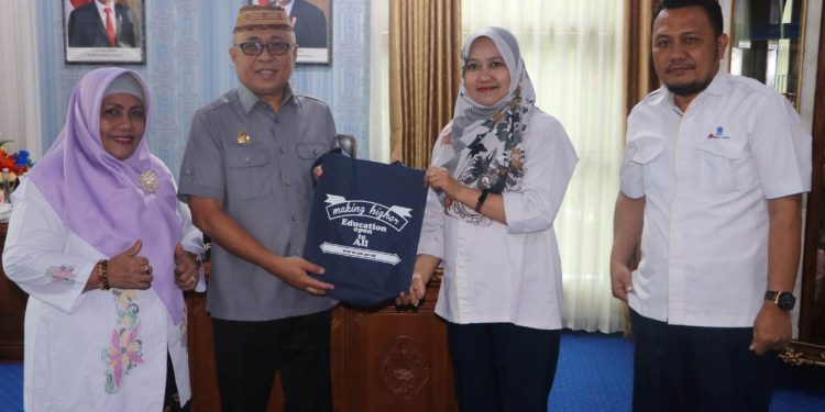 Wakil Ketua DPRD Provinsi Gorontalo, Sofyan Puhi (kedua kiri) saat menerima kunjungan Direktur UT Gorontalo, Andi Suci Anita (kedua kanan), Senin (17/10/2022) di ruang kerja Wakil Ketua DPRD Provinsi Gorontalo. (Humas Deprov Gorontalo)
