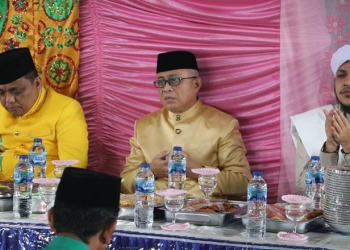 Wakil Ketua DPRD Provisi Gorontalo, Sofyan Puhi (tengah) menghadiri peringatan Maulid Nabi Muhammad di Masjid Baituridha Kecamatan Telaga Jaya, Kabupaten Gorontalo, Sabtu (8/10/2022).(Humas Deprov Gorontalo)