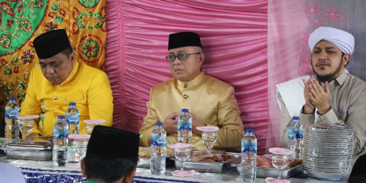 Wakil Ketua DPRD Provisi Gorontalo, Sofyan Puhi (tengah) menghadiri peringatan Maulid Nabi Muhammad di Masjid Baituridha Kecamatan Telaga Jaya, Kabupaten Gorontalo, Sabtu (8/10/2022).(Humas Deprov Gorontalo)