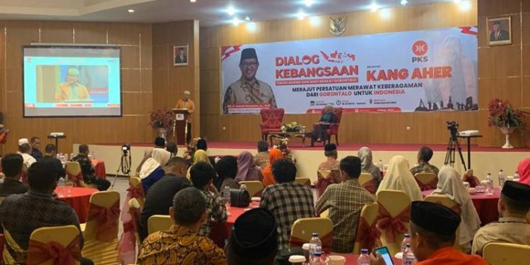 Dialog kebangsaan bersama kang aher dihadiri oleh para tokoh agama, tokoh masyarakat, serta anak muda, Jumat (28/10/2022) di Hotel Damhil, Kota Gorontalo (muhajir/gopos)