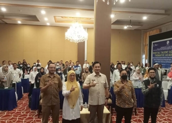 Wakil Wali Kota Gorontalo, Ryan F Kono, saat membuka pelatihan digital talent schalarship tematic academi (TA) desain grafis dan aplikasi perkantoran untuk pengelolaan pesantren, penyuluh agama, guru dan tenaga kependidikan madrasah yang diselenggarakan Dinas Kominfo Manado, di hotel Grand Q, Selasa (11/10/2022). Sari/gopos