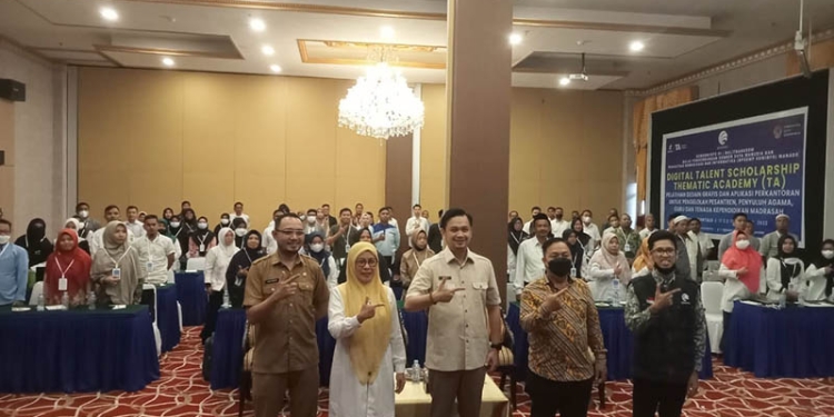 Wakil Wali Kota Gorontalo, Ryan F Kono, saat membuka pelatihan digital talent schalarship tematic academi (TA) desain grafis dan aplikasi perkantoran untuk pengelolaan pesantren, penyuluh agama, guru dan tenaga kependidikan madrasah yang diselenggarakan Dinas Kominfo Manado, di hotel Grand Q, Selasa (11/10/2022). Sari/gopos