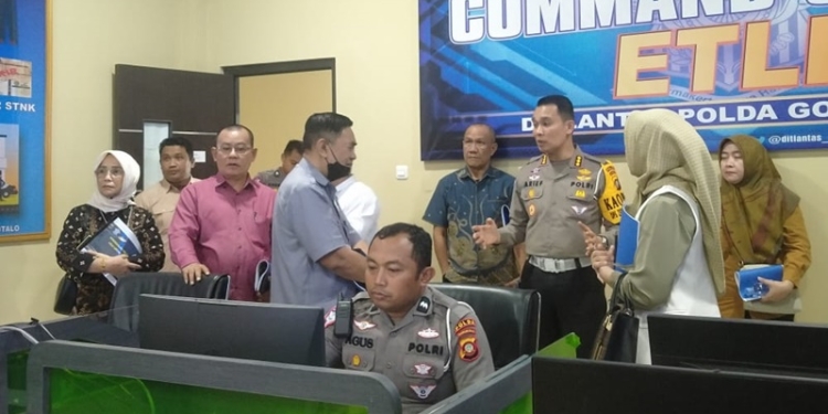 Anggota Komisi I DPRD Provinsi Gorontalo meninjau pelaksanaan ETLE di Direktorat Lalu Lintas Polda Gorontalo, Rabu (12/10/2022) (muhajir/gopos)