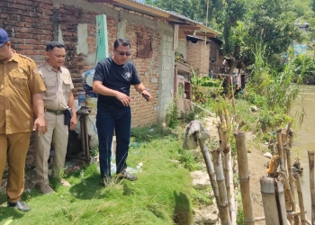 Ketua Komisi A, DPRD Kota Gorontalo, Erman Latjengke saat mengunjungi rumah warga yang terkena longsor di pesisir sungai Bulango, Kelurahan Buladu, Kecamatan Kota Barat, Kota Gorontalo, Selasa (18/10/2022).