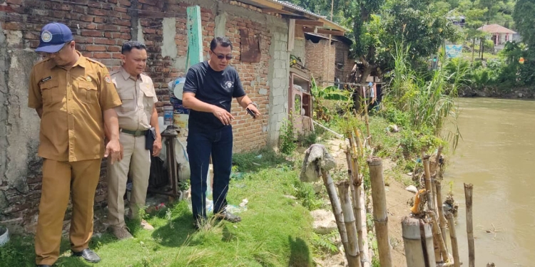 Ketua Komisi A, DPRD Kota Gorontalo, Erman Latjengke saat mengunjungi rumah warga yang terkena longsor di pesisir sungai Bulango, Kelurahan Buladu, Kecamatan Kota Barat, Kota Gorontalo, Selasa (18/10/2022).