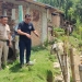 Ketua Komisi A, DPRD Kota Gorontalo, Erman Latjengke saat mengunjungi rumah warga yang terkena longsor di pesisir sungai Bulango, Kelurahan Buladu, Kecamatan Kota Barat, Kota Gorontalo, Selasa (18/10/2022).