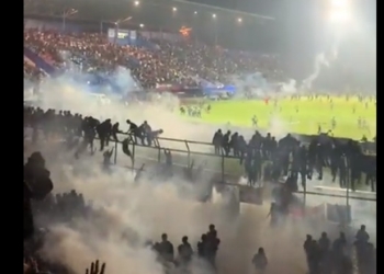 Gas air mata ditembakkan aparat keamanan ke Tribun Aremania di Stadion Kanjuruhan, Sabtu malam (1/10/2022) (twitter)