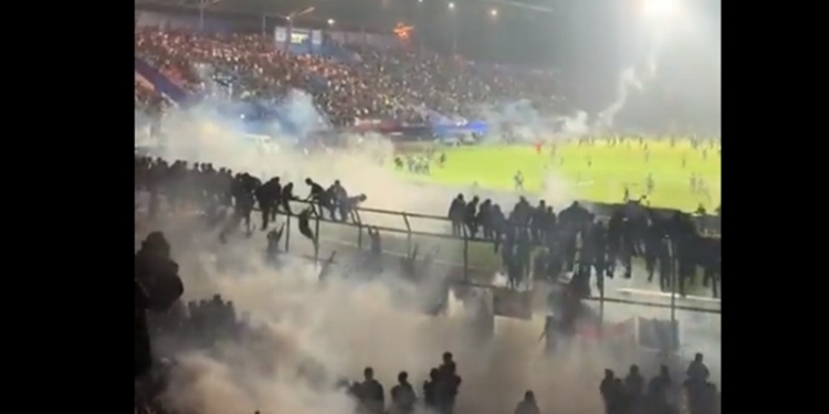 Gas air mata ditembakkan aparat keamanan ke Tribun Aremania di Stadion Kanjuruhan, Sabtu malam (1/10/2022) (twitter)