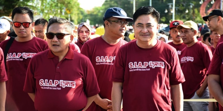 Wali Kota Gorontalo, Marten Taha (Kiri), Ketua DPRD Kota Gorontalo, Hardi Sidiki (Kanan), saat launching QRIS di Pasar Liluwo Kecamatan Kota Tengah, Kota Gorontalo. Ahad (2/10/2022). (Humas: Dekot)