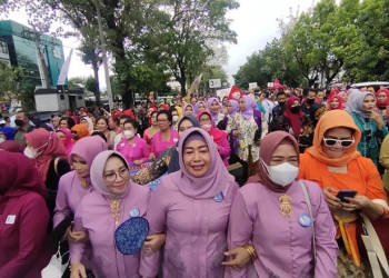 Sejumlah Tokoh Perempuan Dari Provinsi Gorontalo Ikut Meriahkan Hari Batik Nasional, di Kota Solo, Jawa Tengah, Minggu 02/10/2022 (Istimewa)