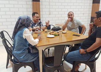 NR Monoarfa (kedua kiri) ketika melakukan pertemuan kecil bersama alumni angkatan 95
