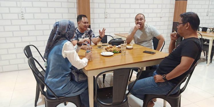 NR Monoarfa (kedua kiri) ketika melakukan pertemuan kecil bersama alumni angkatan 95