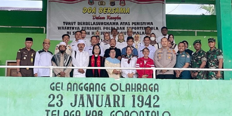 Pemkab Gorontalo Doa Bersama Korban Tragedi Stadion Kanjuruhan di stadion 23 Januari, Kecamatan Telaga, Kabupaten Gorontalo, Kamis (6/10/2022).