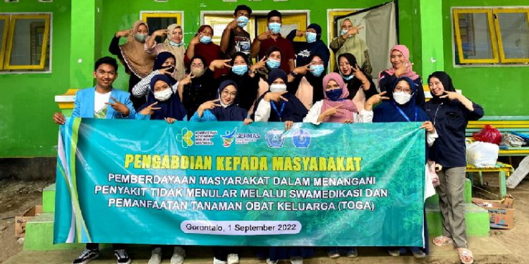 Pogram Studi Diploma III Farmasi Jurusan Farmasi Poltekkes Kemenkes Gorontalo menggelar Pemberdayaan Masyarakat dalam Menangani Penyakit Tidak Menular melalui Swamedikasi dan Pemanfaatan TOGA di Desa Alale Kecamatan Suwawa Kabupaten Bone Bolango.