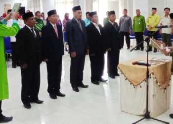 Pembacaan sumpah jabatan Pimpinan Baznas Kabupaten Gorontalo periode 2022-2027 oleh Bupati Gorontalo, Nelson Pomalingo di aula Kantor Kementerian Agama Kabupaten Gorontalo, Kamis siang, (6/10/2022) (Foto: Said/Gopos)