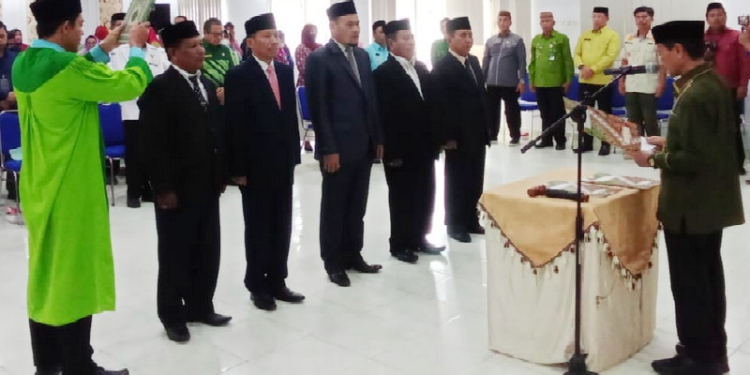 Pembacaan sumpah jabatan Pimpinan Baznas Kabupaten Gorontalo periode 2022-2027 oleh Bupati Gorontalo, Nelson Pomalingo di aula Kantor Kementerian Agama Kabupaten Gorontalo, Kamis siang, (6/10/2022) (Foto: Said/Gopos)