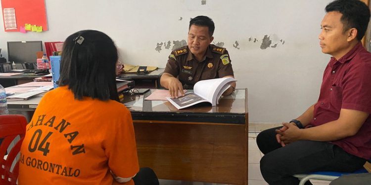 Direktorat Reserse Kriminal Khusus (Ditreskrimsus) Polda Gorontalo melalui Subdit Tipidter melakukan penyerahan tersangka dan barang bukti dengan pelaku Eni Haryono. (Polda Gorontalo)