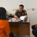 Direktorat Reserse Kriminal Khusus (Ditreskrimsus) Polda Gorontalo melalui Subdit Tipidter melakukan penyerahan tersangka dan barang bukti dengan pelaku Eni Haryono. (Polda Gorontalo)