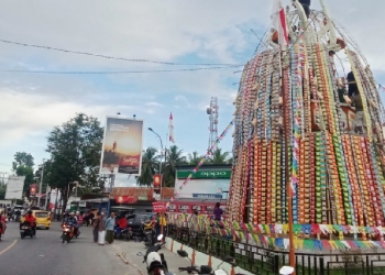 Tugu Tani yang dihiasi beragam Snack dan Kue menyerupai Tolangga Raksasa di Kecamatan Tibawa, Kabupaten Gorontalo, Jumat (7/10/2022). (Foto: Said/Gopos)